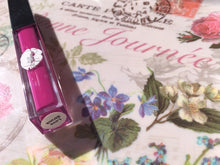 Load image into Gallery viewer, Love Struck