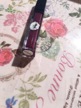 Load image into Gallery viewer, Queen D
